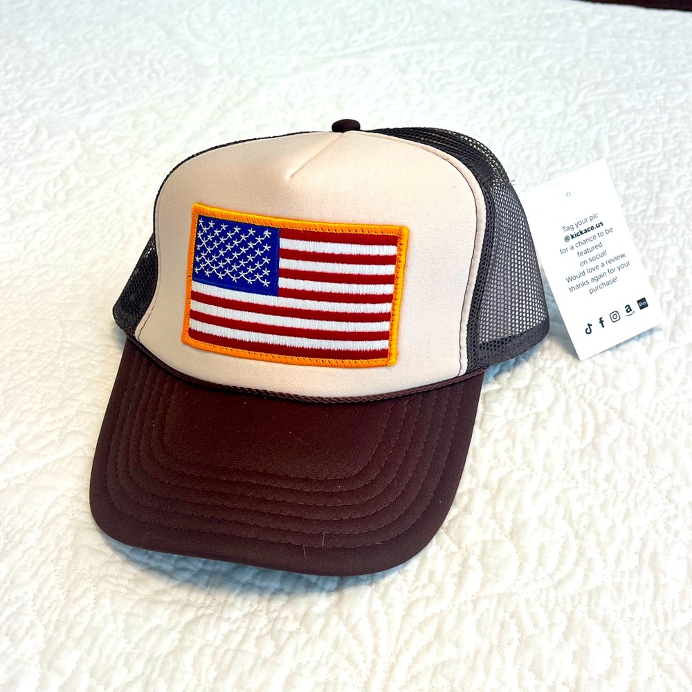 American flag USA SnapBack trucker hat NWT